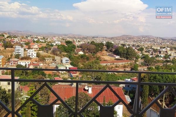 Grand appartement T5 dans un immeuble sécurisé à Mahazoarivo