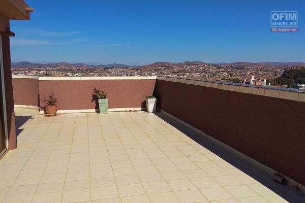 appartement T2 meublé avec une grande terrasse à Mahazoarivo