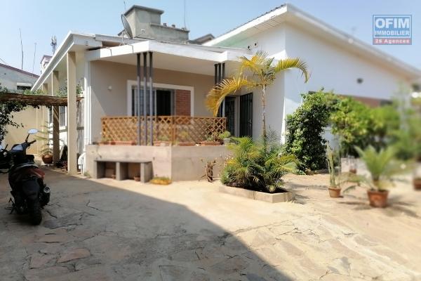 À louer une belle villa basse meublée de type F5 dans un quartier calme et résidentiel avec accès facile à proximité de toutes les commodités sis à Ambohibao Imerinafovoany