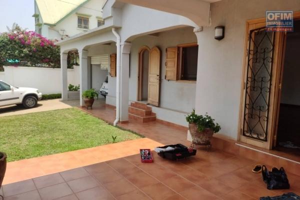 OFIM immobilière offre en location une villa basse F4 avec un petit jardin qui est juste à 2min à pieds du Lycée Français