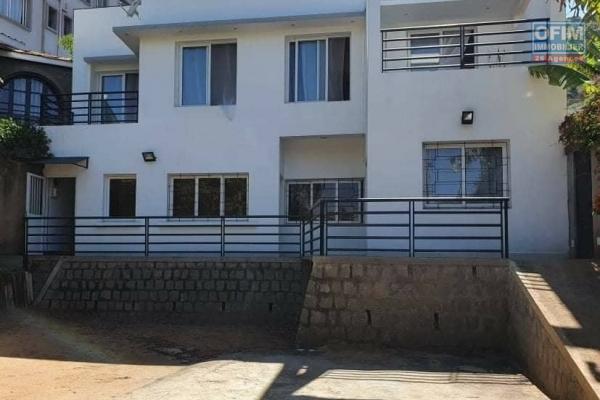 OFIM immobilier offre une villa a étage F5 sise à Tsimbazaza à usage bureau ou habitation