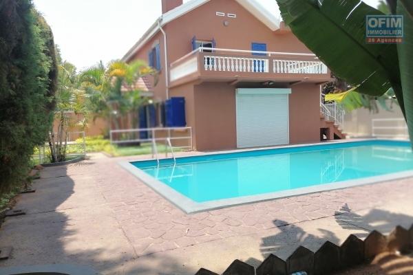 À louer une villa à étage style traditionnelle de type F5 avec piscine dans un quartier résidentiel proximité de toutes les commodités sis à Ambohibao (NON DISPONIBLE)