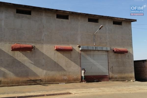 À louer un entrepôt de 563m2 accessible à tous types de véhicules sis à Anosiala Ambohidratrimo
