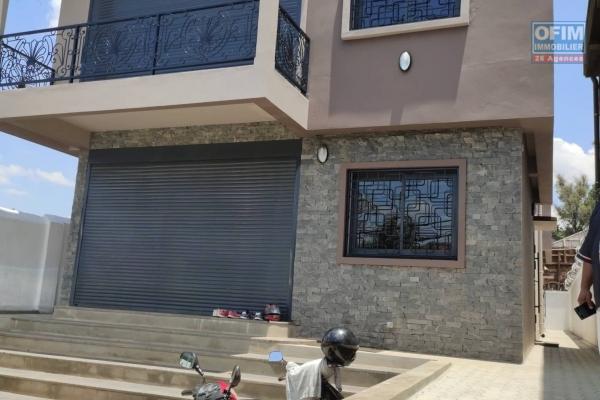 OFIM immobilier offre en location deux Villas neuves à étage F4 sis à Androhibe qui est à moins de 5min d'Ivandry