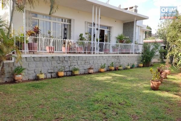 OFIM immobilier offre en location une charmante villa basse F4 avec un petit jardin et dépendance gardien sur Ivandry Alarobia