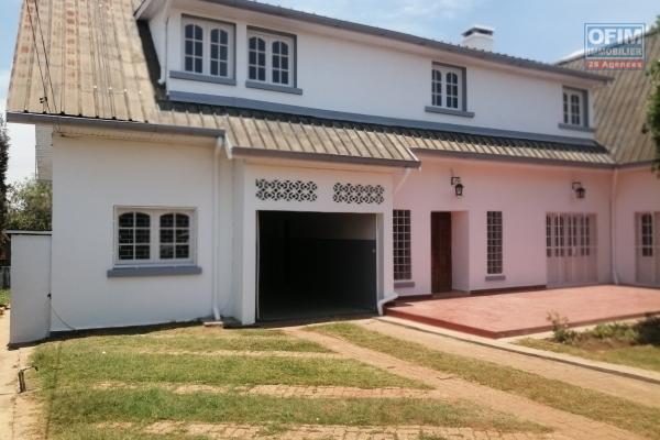 Une villa F7 à 5mn de l'école Française C à Ambohibao