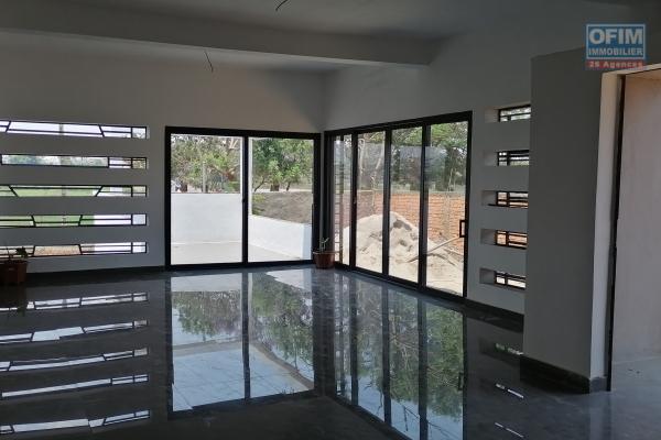 À louer un local neuf avec une superficie de 110m2 idéal pour restauration sis à Ambohibao avec vue imprenable sur le lac
