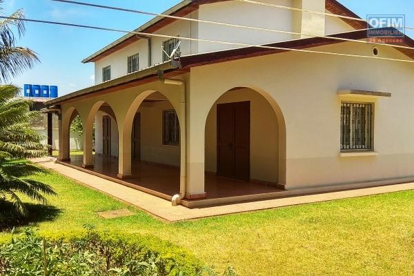 Maison F5  meublée avec grand jardin et terrasse à Iavoloha