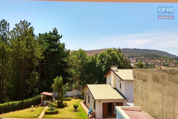 grande maison F6 avec piscine et vue sur colline à Iavoloha