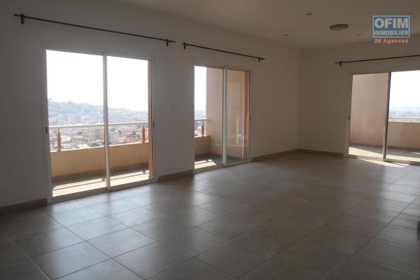 Un appartement T4 en duplex avec vue à Andrainarivo