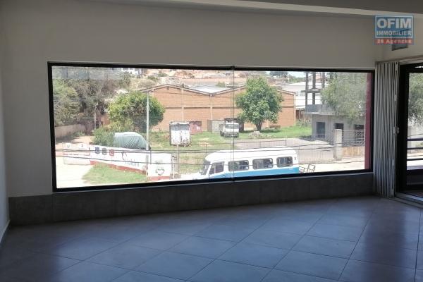 A louer un local de 42 M2 (N&deg;15) &agrave; l'&eacute;tage d'un immeuble de standing au bord de route &agrave; Ambohibao