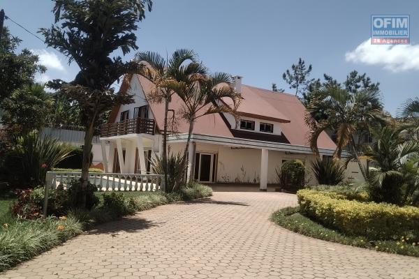 Une grande propriété de 1 876 m2 avec piscine à Ambohobao Antehiroka- Antananarivo