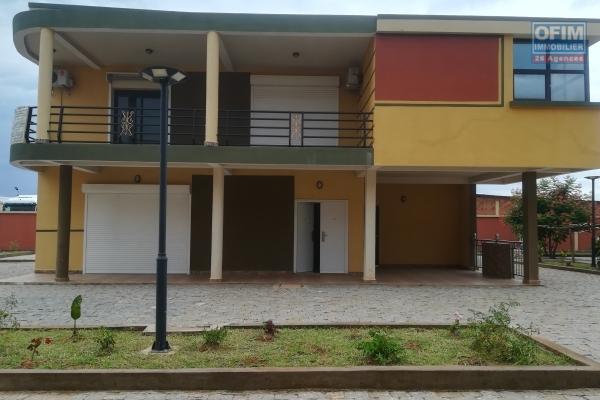 Une villa à étage F4 dans une petite résidence sur By pass