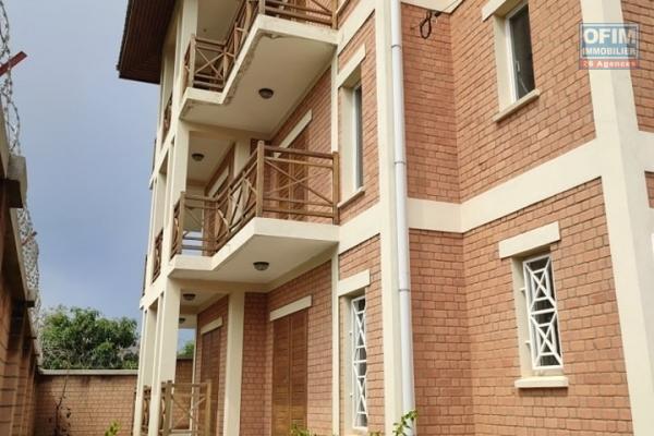OFIM offre en location un bâtiment de deux étages contenant 3 appartements T3 chaque niveau idéale à usage de bureau ou habitation.LOUE