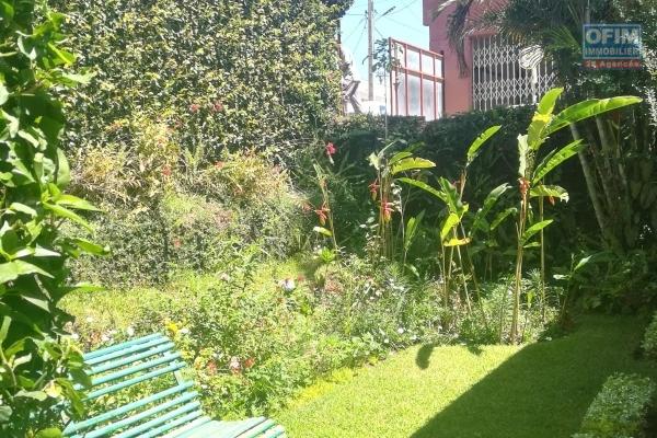 Maison F4 en bord de route principale avec large façade sur rue à Nanisana-Antananarivo