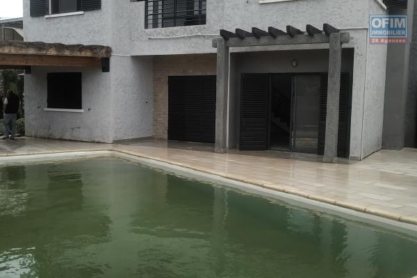 Villa F5 à étage avec piscine dans une résidence sécurisée à Ambatobe- Antananarivo