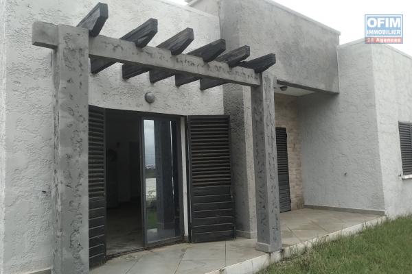 Une villa basse F5 100 m2 habitable sur 400 m2 de terrain dans une résidence sécurisée à Ambatobe_ Antananarivo