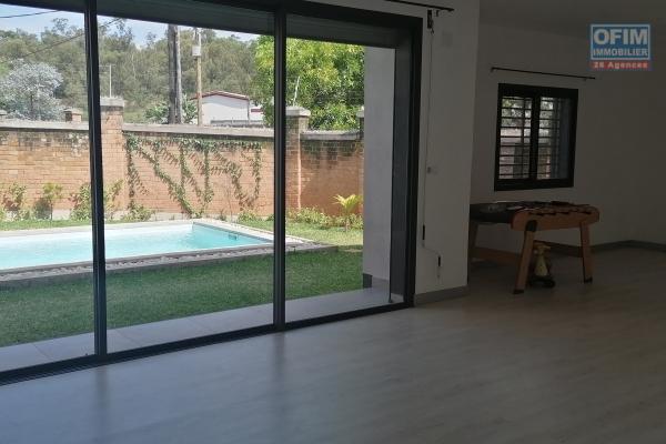 À louer une villa de standing type F5 dans un quartier calme et résidentiel de Mandrosoa Ivato avec piscine ( NON DISPONIBLE )