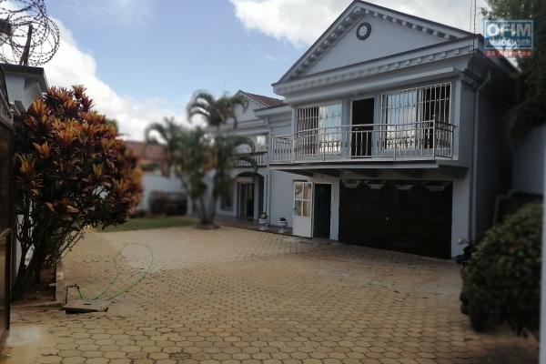 À louer une villa à étage de type F6 dans un quartier calme et résidentiel sis à Ambatolampy Ambohibao