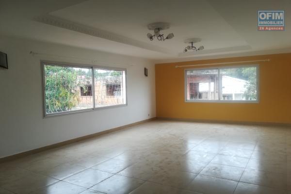 Un grand appartement T4 à 5mn à pied du Lycée à Ambatobe