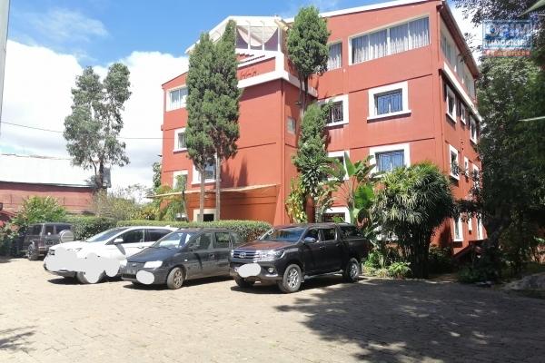 À louer 3 appartements standing totalement équipés et meublés de type F4 chacun dans un quartier résidentiel et sécurisé à 5minutes de l'aéroport d'Ivato et non loin du centre commercial HORIZON et l'école primaire française C Ambohibao