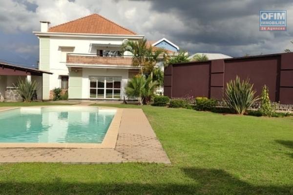 OFIM Immobilier loue une charmante villa à étage avec piscine sur un terrain environ 1300m2 sis à Ankadikely Ilafy