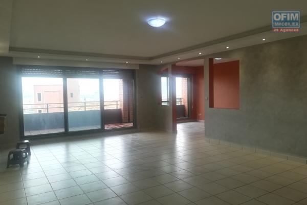 Un grand appartement T3 de 253 m2 à Ambatonakanga