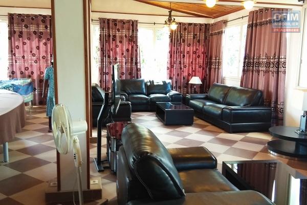 immeuble avec 3 appartements T4 de 200m2 chacun et une salle de réunion à usage bureau à Ivato
