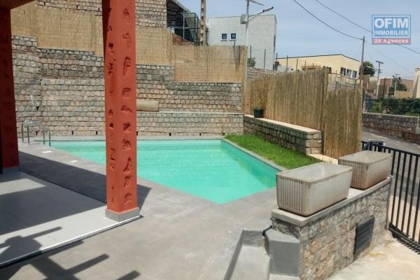Une villa F4 avec piscine dans une résidence à Ambatobe