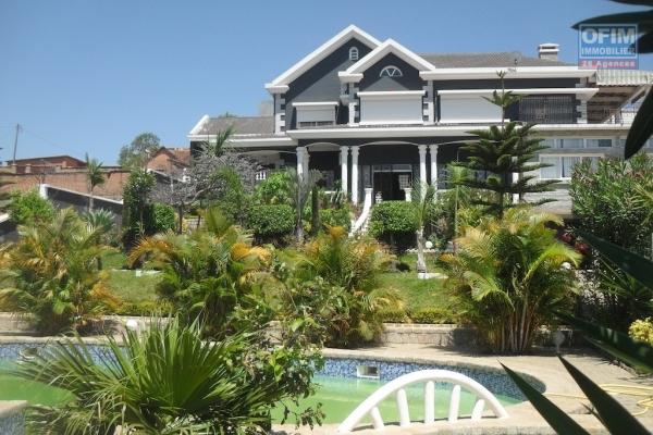 &Agrave; louer une grande villa &agrave; &eacute;tage de type F6 avec piscine et immense jardin, terrain de 1500 m2 avec une vue d&eacute;gag&eacute;e imprenable sis &agrave; Ambohibao Ambohijanahary non loin de l'&eacute;cole primaire fran&ccedil;aise C et l'a&eacute;roport