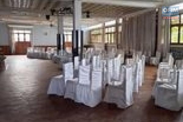 un local commercial de 350m2 avec parking à Tsiadana ampasanimalo