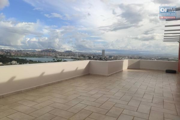 OFIM immobilier loue un appartement/local en duplex de 357m2 de surface habitable à usage mixte au 5e et 6e étage sis à Ivandry