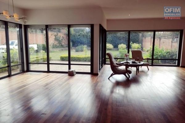 OFIM loue une villa F6 à étage sise à Ambatobe , à 3min du lycée Français