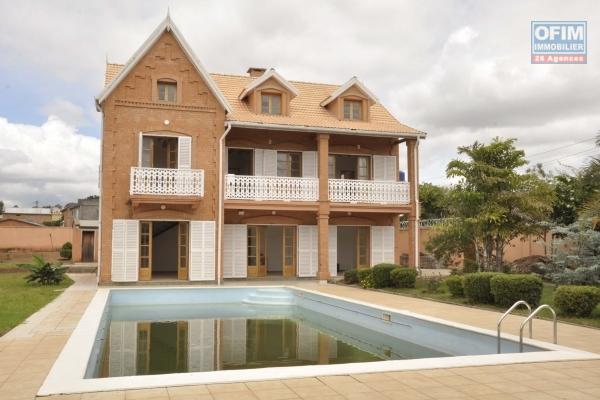 Une villa de type traditionnelle F4 avec piscine à Ambohitrimanjaka