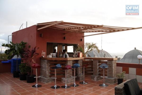 OFIM met en location ce bel appartement  T4 meublé avec une magnifique  vue  près du palais de la reine sur la haute ville ambohimitsimbina