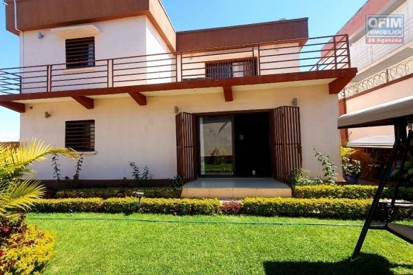 À louer un bel appartement entièrement meublé et équipé de type T3 dans un quartier calme non loin du centre commercial Shopprite sis à Ambohinambo Talatamaty