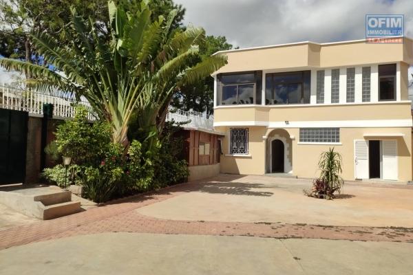 OFIM Immobilier loue une coquette petite villa F3 sécurisée 7/7 sise à Amboanjobe Iavoloha