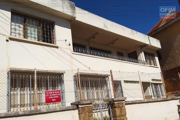 Vente d'une grande maison F9 en bord de route principale à bel air Ankadivato