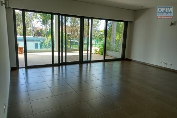 Un appartement T4 au 2eme étage bien sécurisé à Alarobia