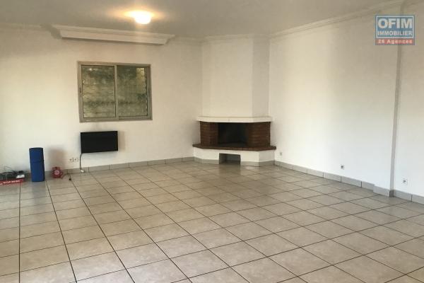 À louer une villa à étage de type F4 dans une résidence sécurisée à deux pas de l’école primaire française C Ambohibao