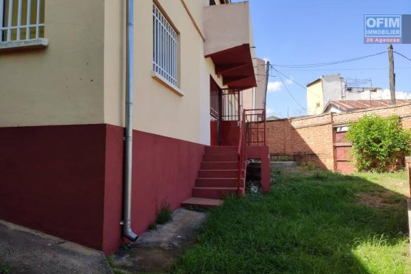 OFIM immobilier offre en location un appartement T4 sur Mahatony Ivandry. Il est à 3 min de la station Jovena.(LOUE)
