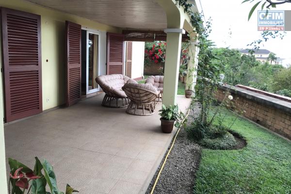 À louer une villa à étage entièrement meublée de type F4 dans un quartier calme avec une vue sur le lac sis à Ankadindravola non loin de l’aéroport Ivato et l’école primaire française C