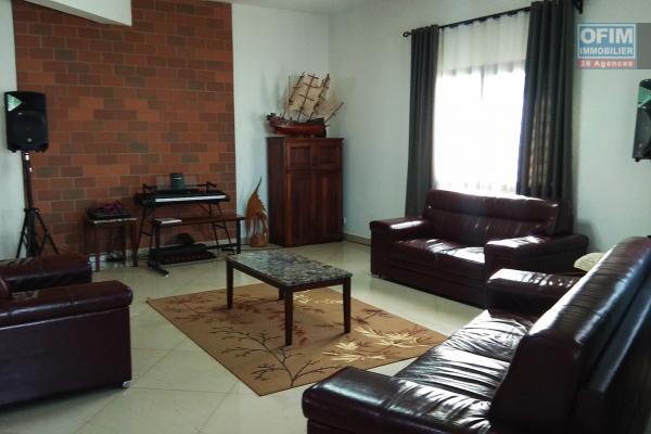 Maison meublée F5 à 15m de l'école Peter Pan Ambohijanaka