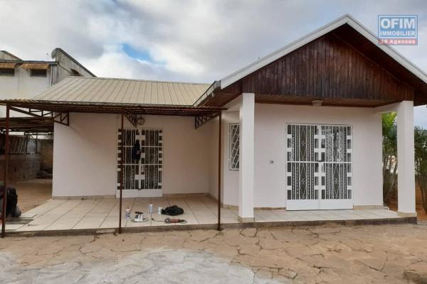 OFIM immobilier loue une charmante petite villa F3 de 110m2 en bord de route sur Ambohitrarahaba avec une vue dégagée qui est à 10min d'Ankorondrano