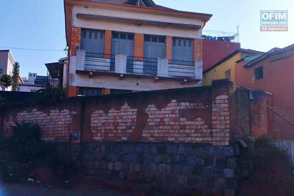 Maison à étage à rénover en bord de route principale à Analamahitsy- Antananarivo