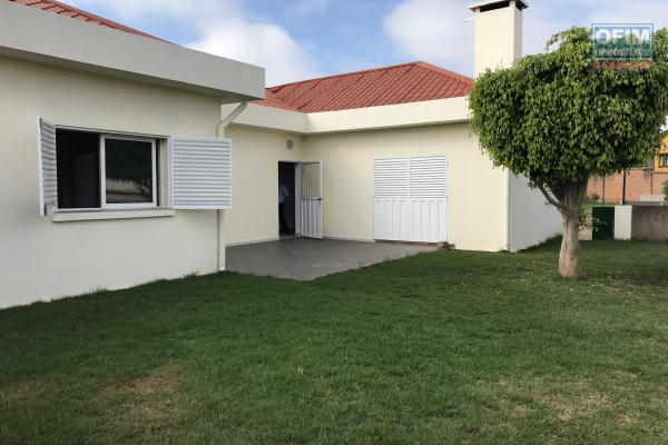 A louer une jolie villa basse F4 dans une résidence sécurisée proche de Shoprite à Talatamaty