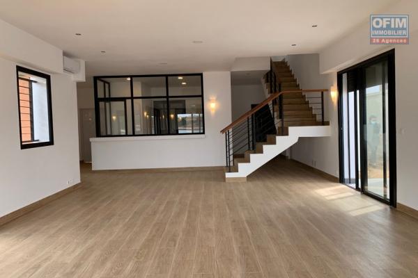 Villa moderne F4 , neuve, pied dans l'eau, sis à Andranotapahina- Antananarivo
