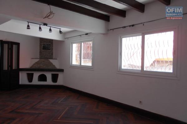 Une maison sur 3 niveaux pour bureau à Isoraka