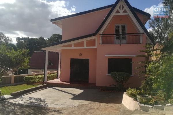 Une maison F4 à étage avec vue sur Rova à Ambohimiandra