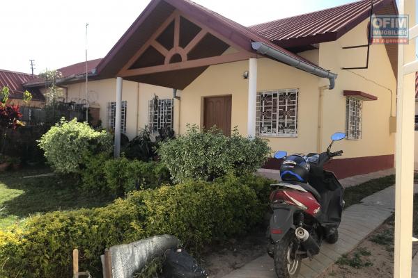 À louer une villa plain-pied de type F3 dans une résidence sécurisée à proximité du centre commercial Horizon sis à Itaosy